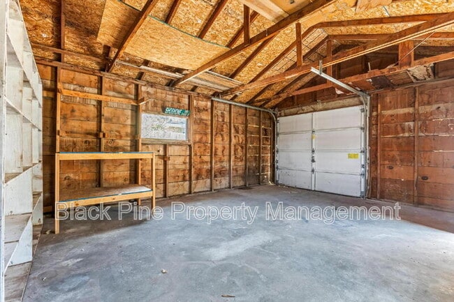 Building Photo - 910 W Orchard Ave