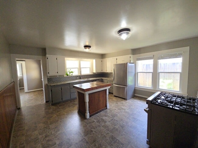 Building Photo - Beautifully remodeled 2BD/1BA Scotia home