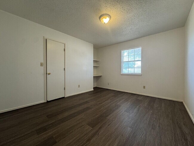 Building Photo - 909 3rd St
