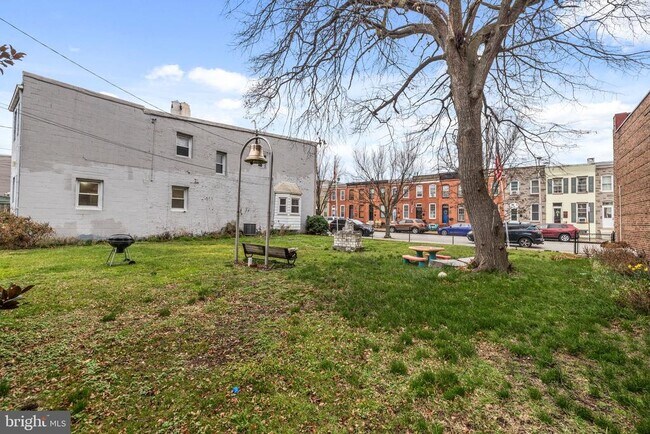 Building Photo - 1437 Towson St