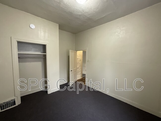 Building Photo - 524 S Queen St