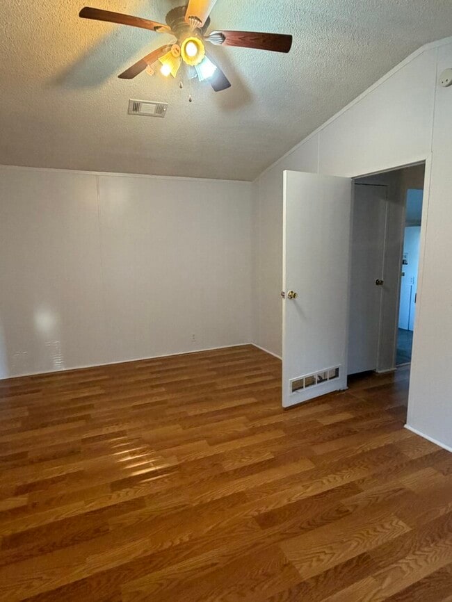 Building Photo - 4222 Live Oak Ln