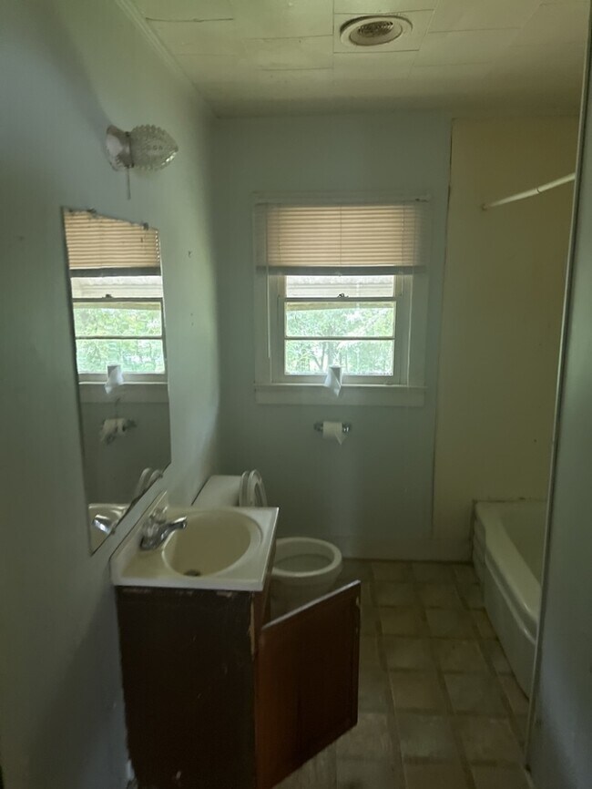 Building Photo - 2 Bedroom 1 Bathroom