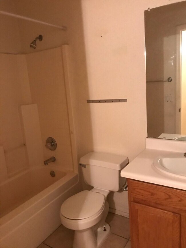 Building Photo - 3 bed 2 bath Camelback & 83rd Ave