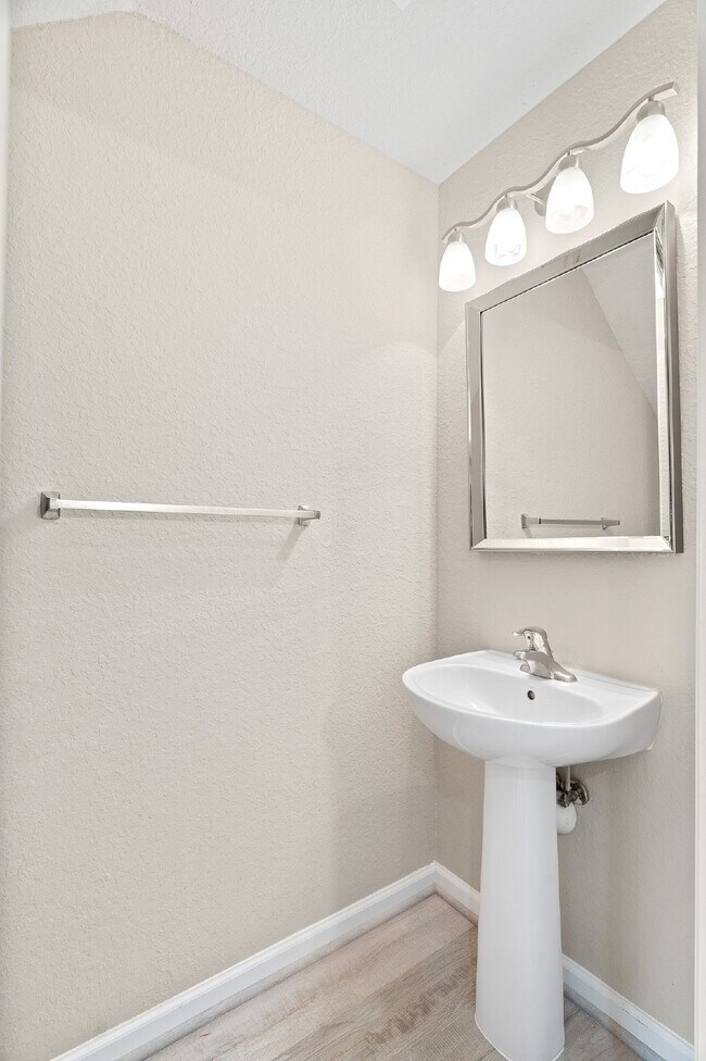 Building Photo - **NEWLY REMODELED ** MAINTENANCE FREE TOWNHOME/ NO APPLICATION FEES**