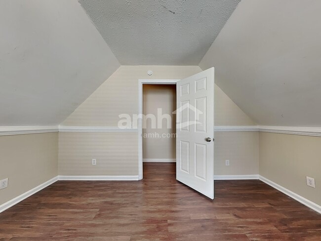 Building Photo - 537 Hanska Way