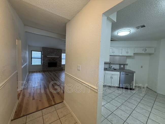 Building Photo - 1203 W Austin St