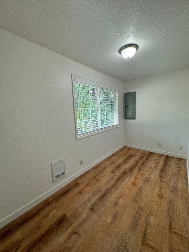 Building Photo - Fully Remodeled 2 bed/1 bath home in Cottage Grove