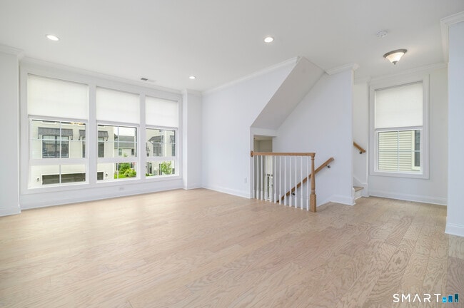 Building Photo - 15 E Cross Trail