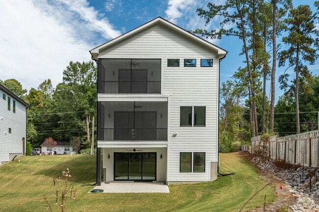 Building Photo - Custom 5 bedroom, 5 bathroom home with Woo...
