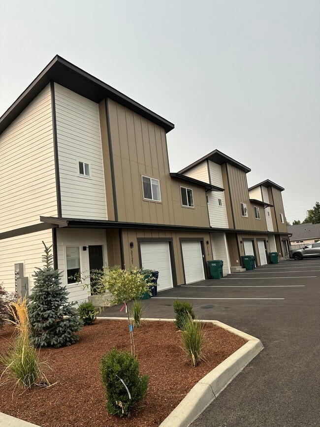 Building Photo - 3135 N Fruitland Ln