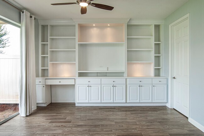 Building Photo - 9986 E Villa Cir