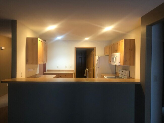 Building Photo - 3 Bedroom / 2 Bathroom Townhouse – Pet Fri...