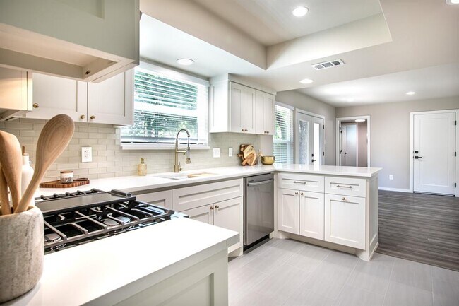 Building Photo - 2011 Malvern Hill Dr