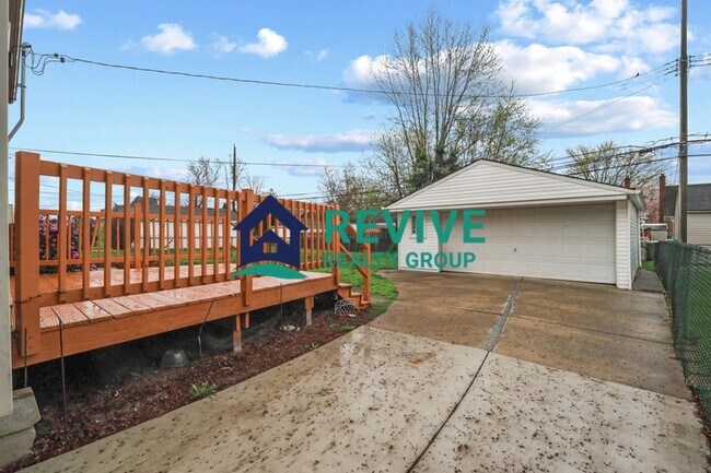 Building Photo - 9725 Fox Ave