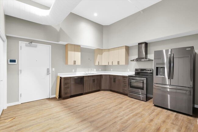 Building Photo - SUMMER SUBLEASE~ 1 BED / 1 BATH APARTMENT ...