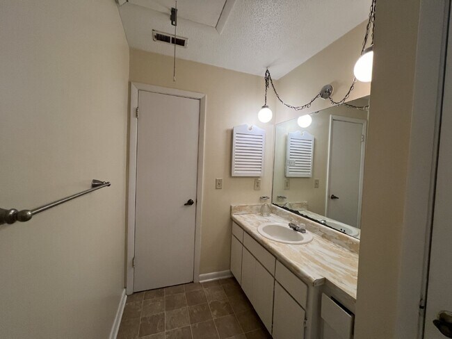 Building Photo - Townhouse for Rent