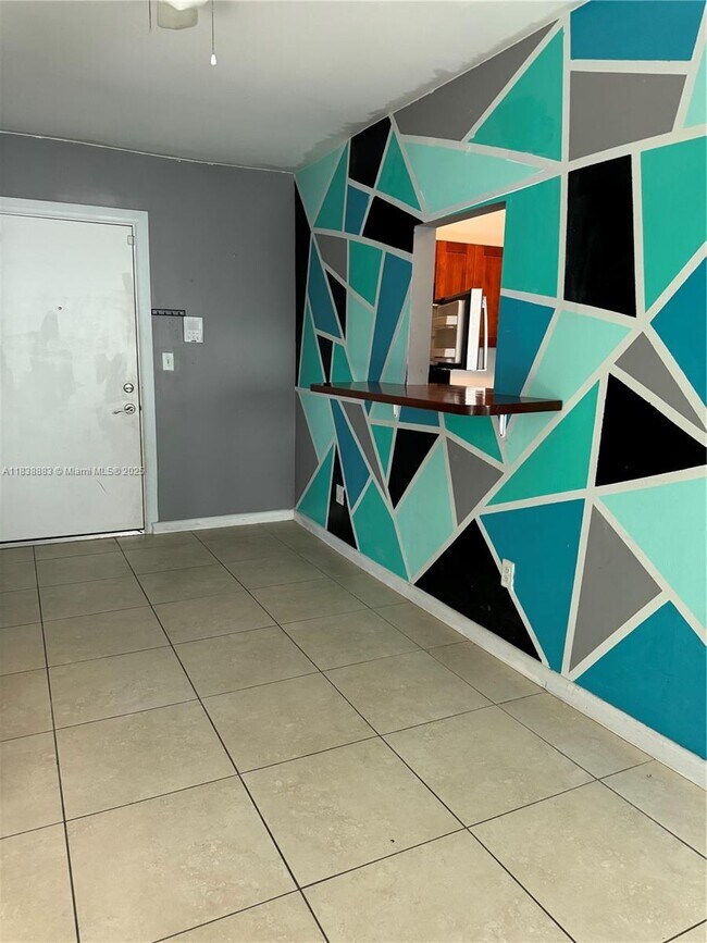 Building Photo - 2060 Hollywood Blvd