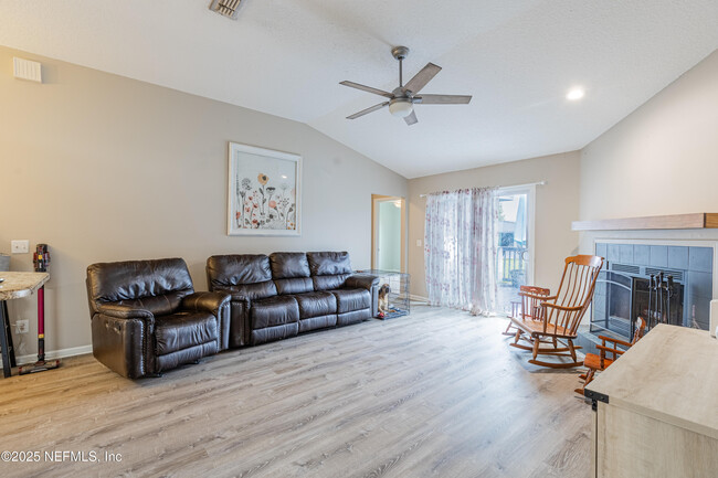Building Photo - 12582 Hickory Lakes Dr S