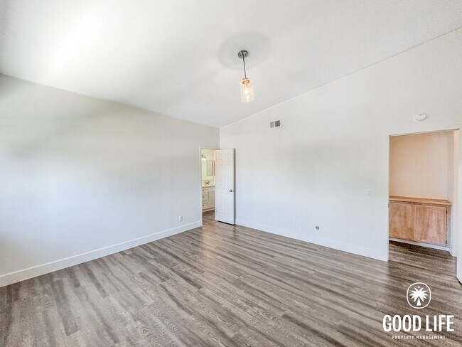 Building Photo - Renovated 3BD/2.5BA Condo in Chula Vista with Fireplace, W/D & Private Balcony