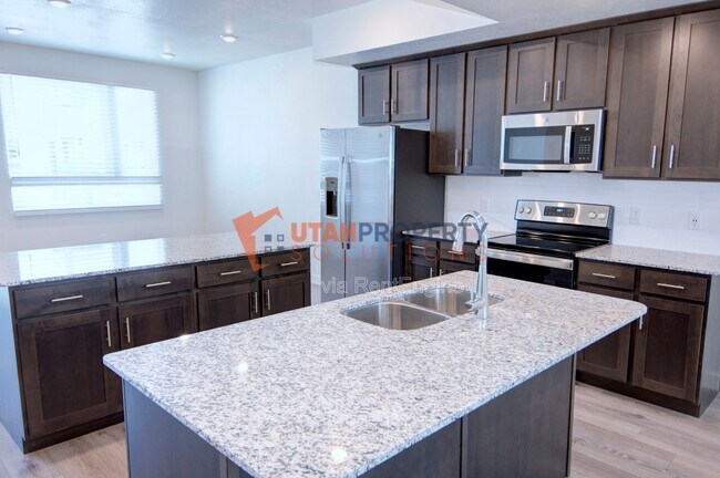 Building Photo - 967 W 540 S