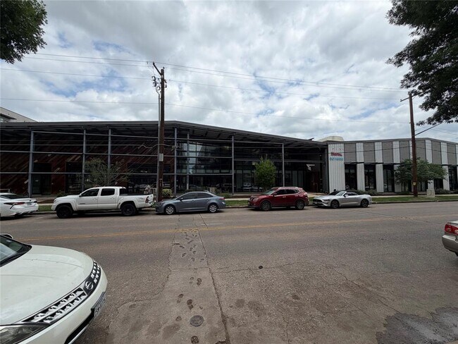 Building Photo - 2401 E 6th St