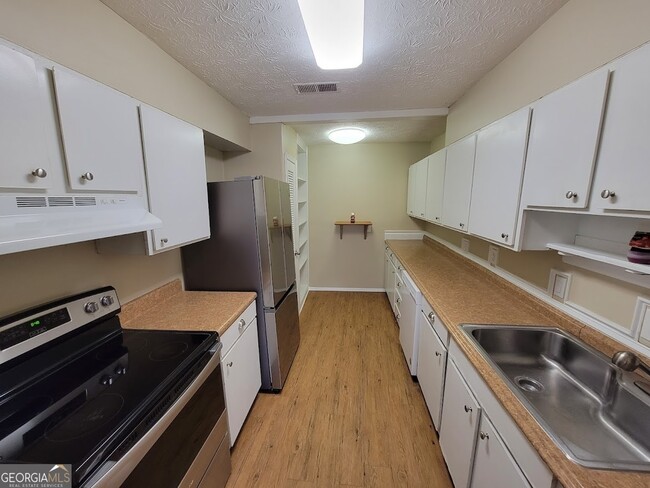 Building Photo - 104 Twiggs Cor