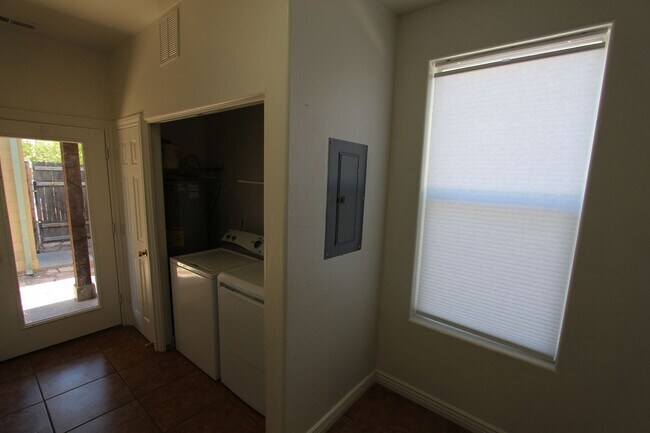 Building Photo - 1497 E Ivy Ln