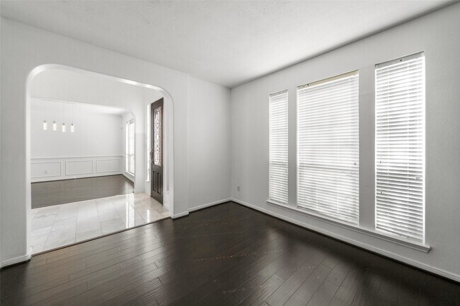 Building Photo - 1922 Lake Grayson Dr