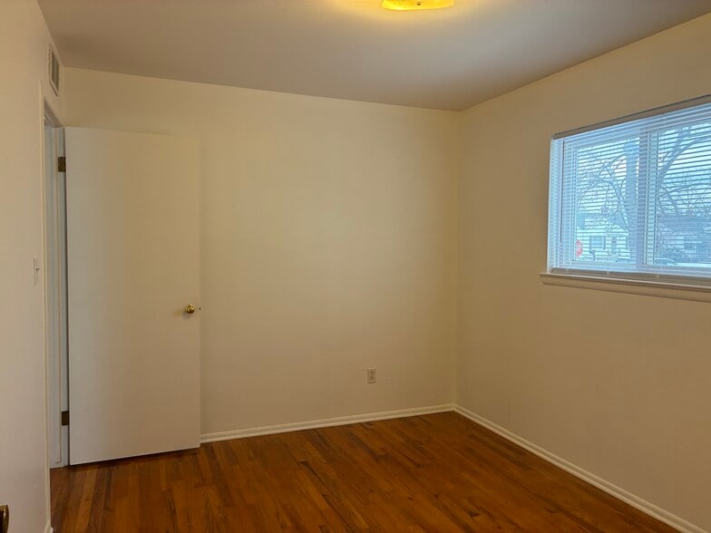 Building Photo - 1353 Stewart Ave