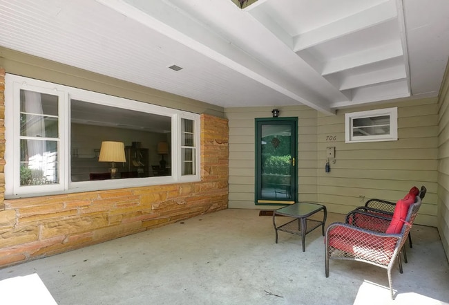 Building Photo - 706 Hessel Blvd