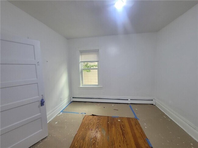Building Photo - 123 Putnam St