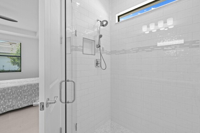 Building Photo - 758 SE Courances Dr