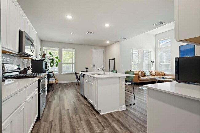 Building Photo - 8013 Lennon Dr