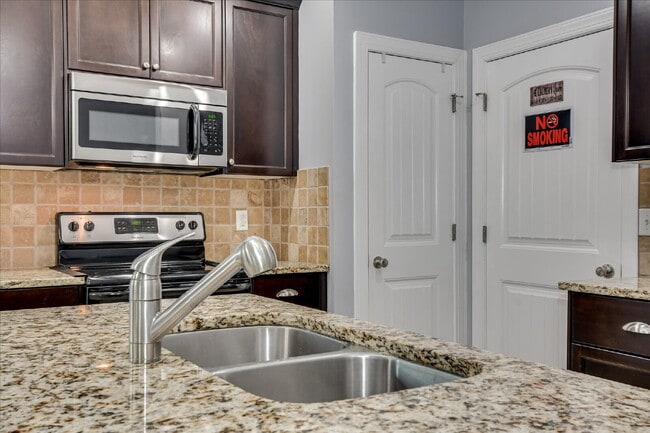 Building Photo - 665 Dunrobin Ln