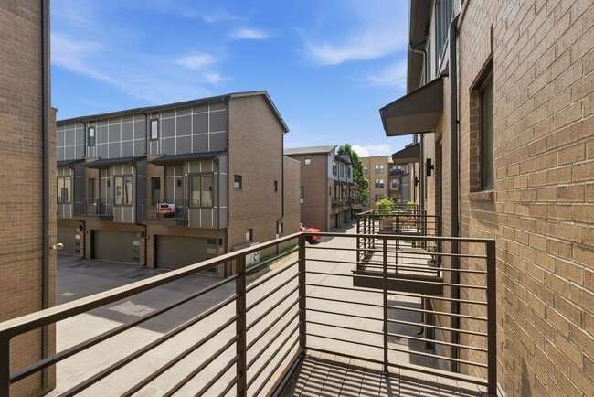 Building Photo - $500 RENT CREDIT if Leased by SEPT 1ST. Location, location, location! Modern Turnkey Townhome Ste...