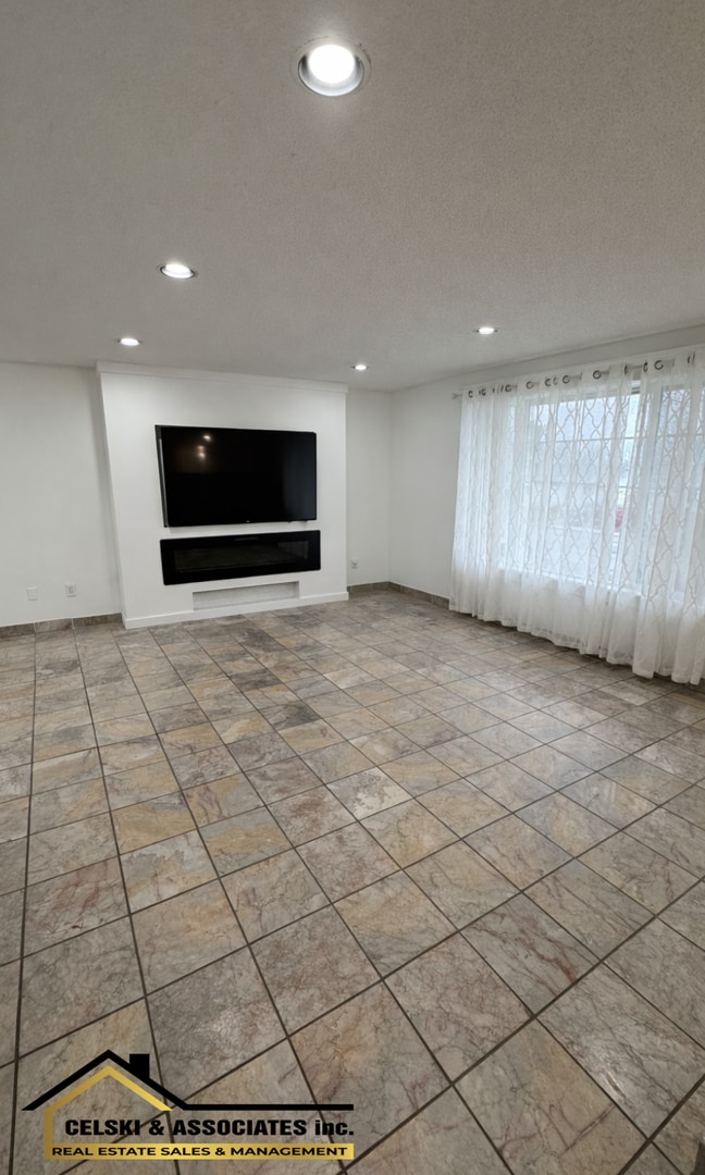 Building Photo - Spacious, Pet-Friendly Home on Half Acre