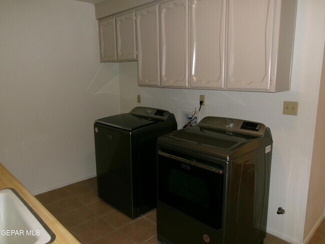 Building Photo - 5852 Mira Serena Dr