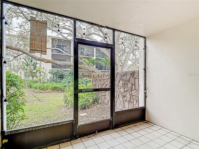 Building Photo - 831 Maple Ct