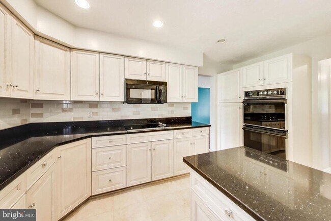 Building Photo - 1718 Crestview Dr