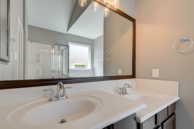 Building Photo - Two-story, 4BD/2.5BR renovated home in Fie...