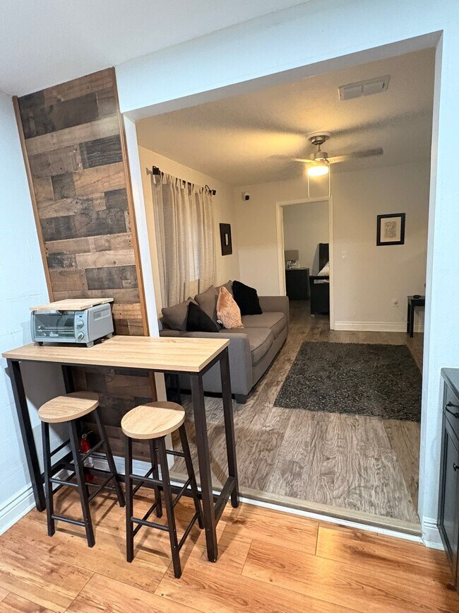 Building Photo - 635 Queens Cir