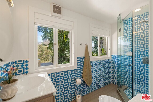 Building Photo - 2700 Glendower Ave