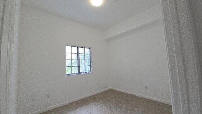 Building Photo - 2801 Riverside Dr