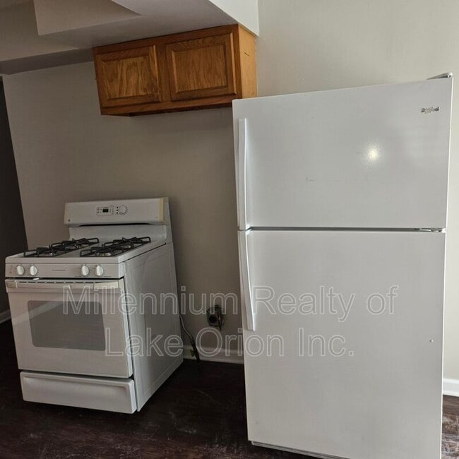 Building Photo - 644 E Meyers Ave