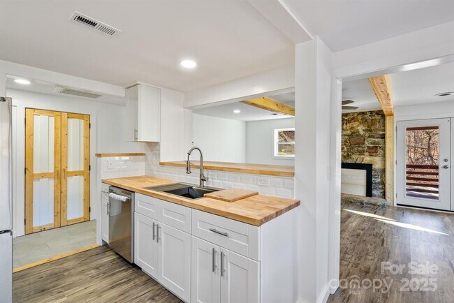 Building Photo - "Charming Cottage Retreat in Gerton, NC!"