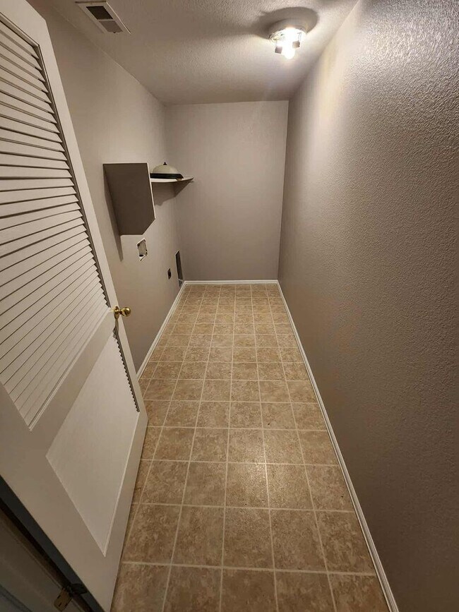 Building Photo - 3 Bedroom 3 Bath Rancher Town Home 2 Car Garage