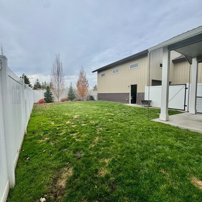 Building Photo - Beautiful 4 bedroom home