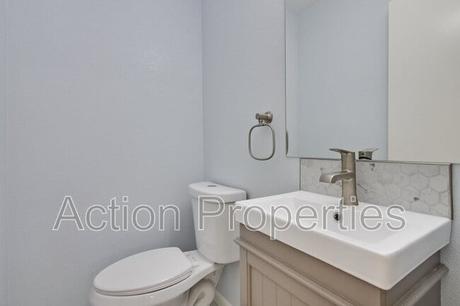Building Photo - 152 S Bayview Ave