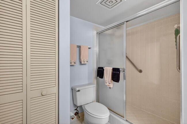Building Photo - 9650 S Ocean Dr